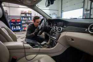 Voyant moteur Mercedes Classe A : causes et solutions
